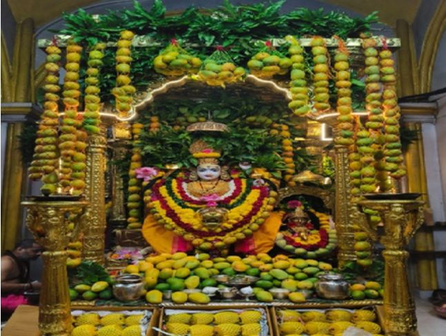 अक्षय तृतीया के अवसर पर मुंबादेवी मंदिर में आम्र महोत्सव की धूम, रसीले आमों से किया गया मां का शृंगार