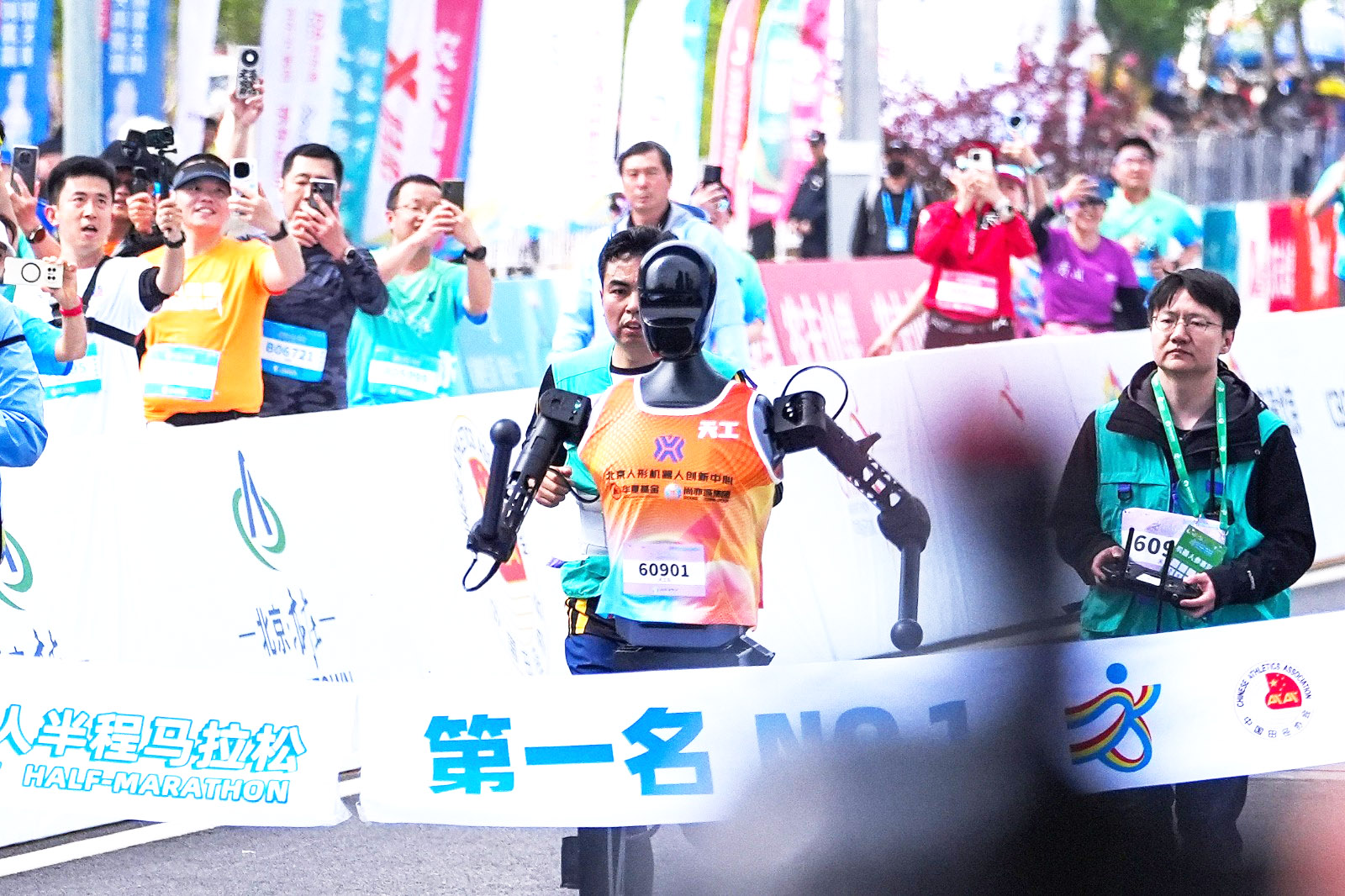 रोबोट ने इंसानों को पछाड़ा : हाफ मैराथन में नया रिकॉर्ड