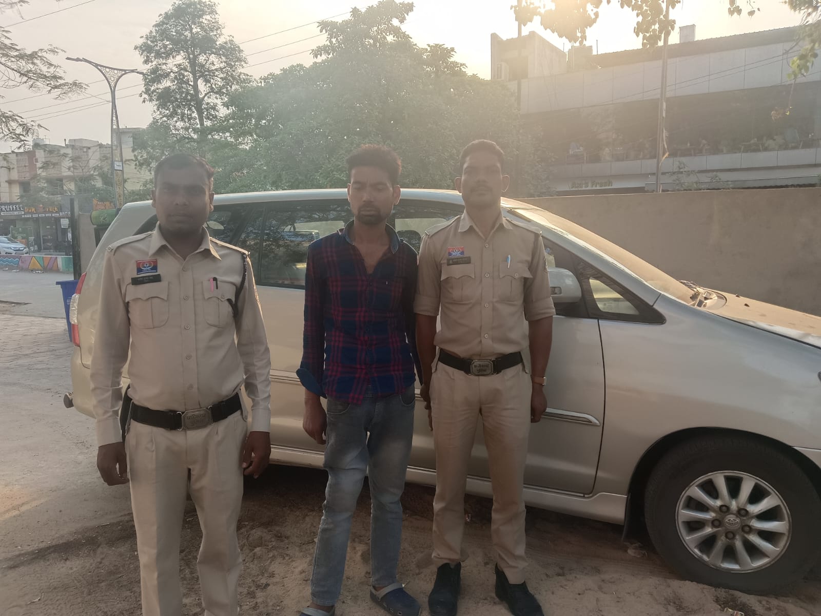 सिटी सेंटर माल की पार्किंग से ईनोवा ले भागने वाले शातिर चोर गिरफ्तार 