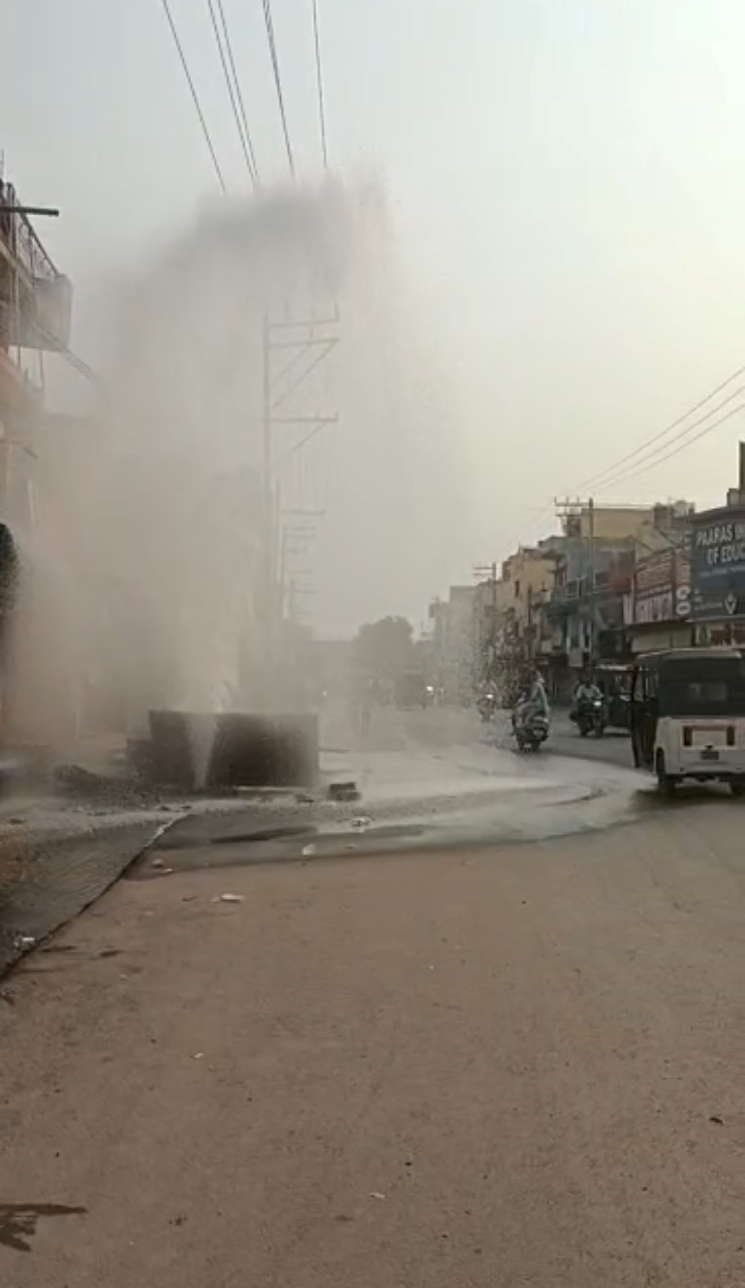 देखें VIDEOS: भाठागांव में पाइपलाइन फटी, सड़कों पर बहा पानी..