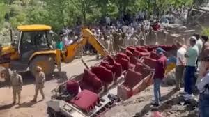 जम्मू-कश्मीर के उधमपुर में बस खाई में गिरी, 15 लोगों की मौत और 20 घायल
