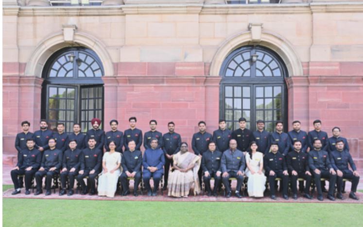 भारतीय रेलवे के प्रोबेशनरी अधिकारियों ने राष्ट्रपति द्रौपदी मुर्मु से की मुलाकात