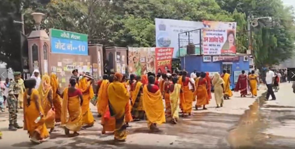 पटना में विपक्ष के खिलाफ महिलाओं ने निकाला आक्रोश मार्च, कहा-देश की आधी आबादी का किया अपमान 