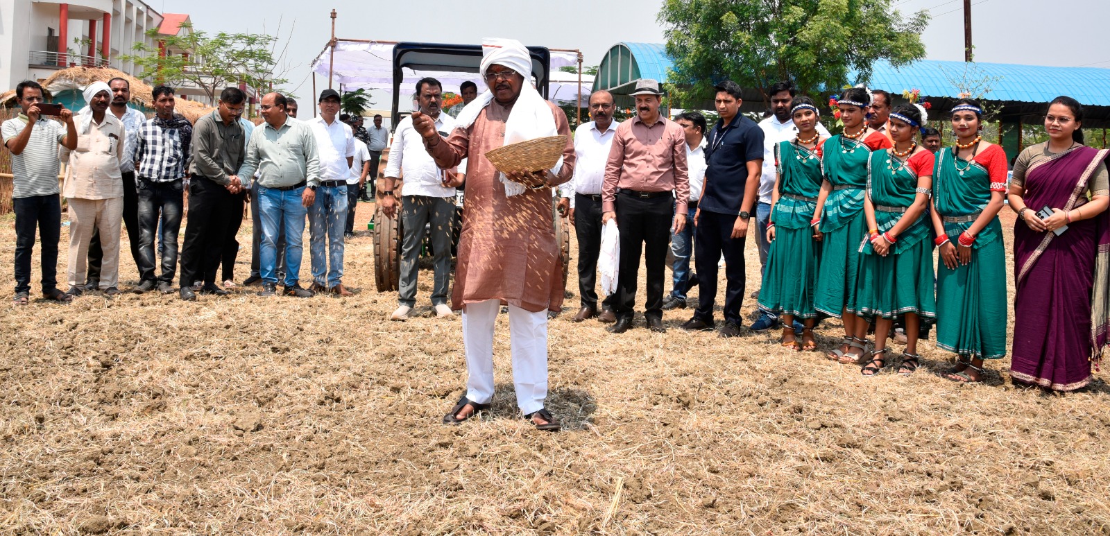 नेताम ने मिट्टी-बीजों की पूजा की,  ट्रैक्टर चलाकर बुआई की