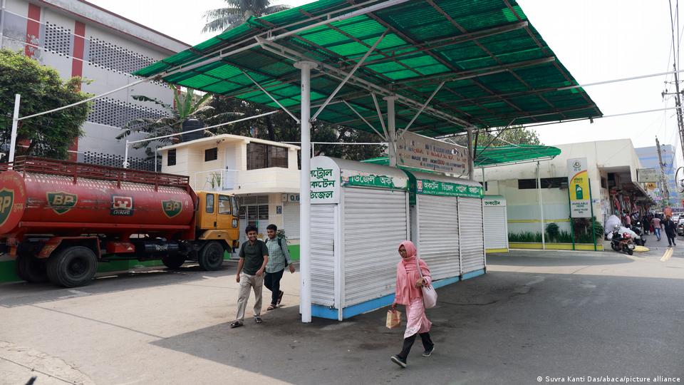 बांग्लादेश में ईंधन संकट के चलते टेलीकॉम शटडाउन का खतरा