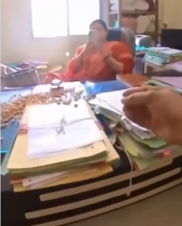 बादाम फेंककर विरोध का असर, हाउसिंग बोर्ड के ईई सहित दो अधिकारी मुख्यालय अटैच, गुमी फाइल भी मिली