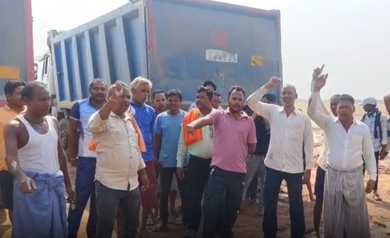 महानदी में रेत माफिया पर गांव वालों का धावा, 12 हाइवा और मशीन जब्त