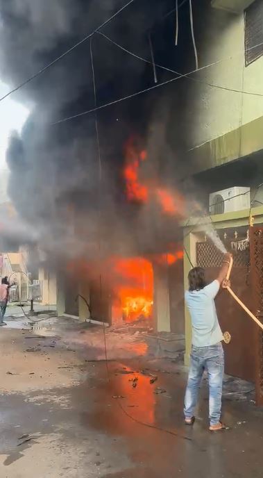 गिफ्ट शाप में आग, 20 लाख के नुकसान का दावा 