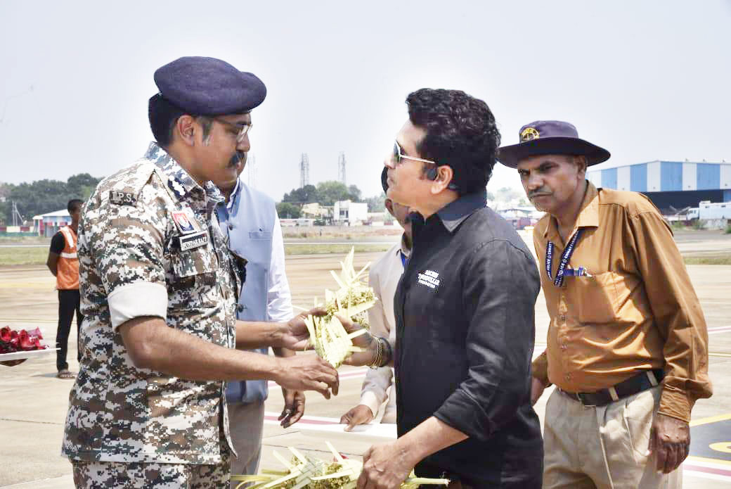  सचिन का एयरपोर्ट पर आत्मीय स्वागत