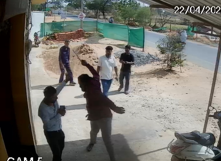 दफ्तर में घुसकर पटवारी से मारपीट, मामला दर्ज