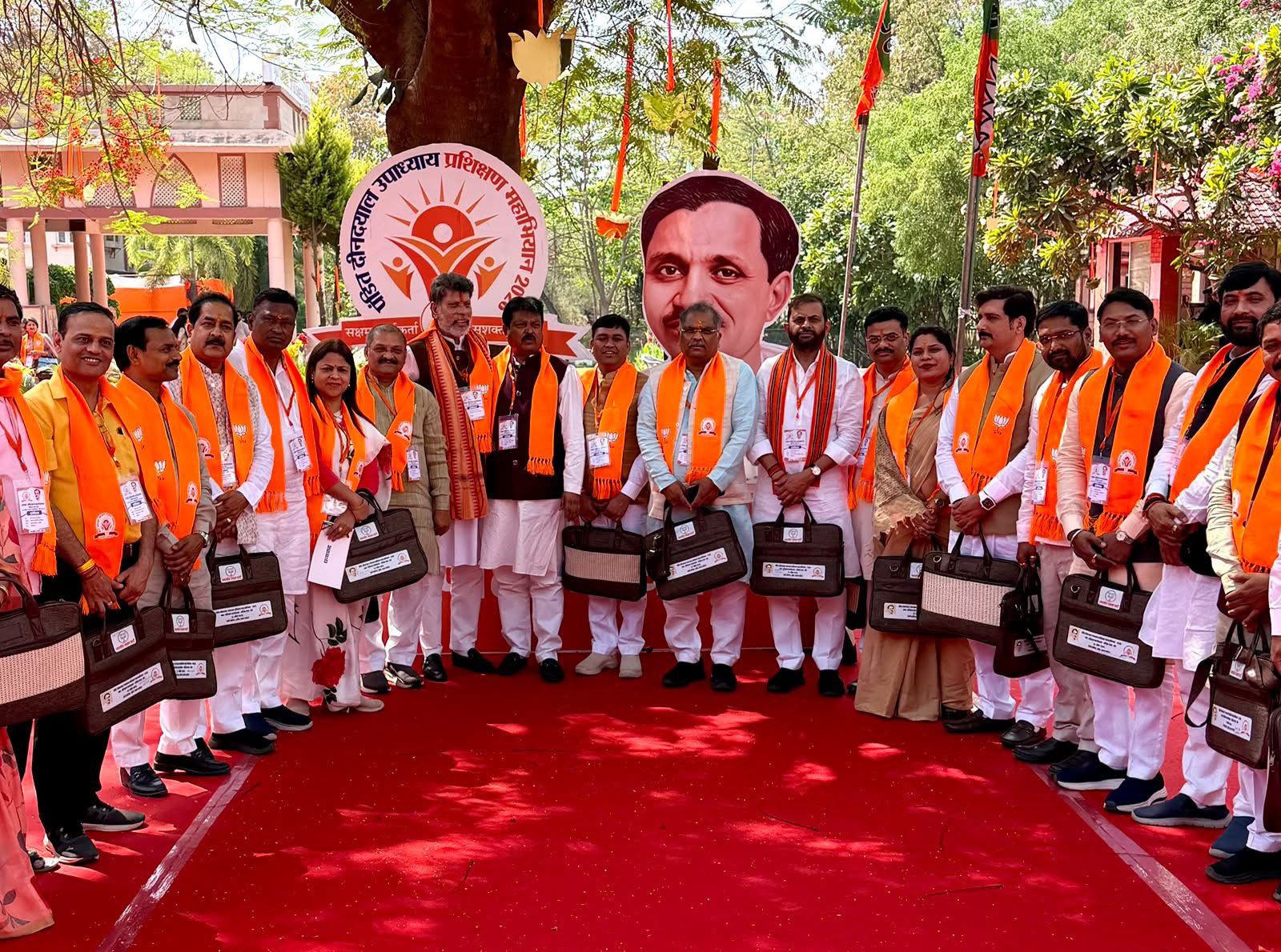 इंदौर प्रशिक्षण शिविर में शामिल हुए प्रदेश पदाधिकारी