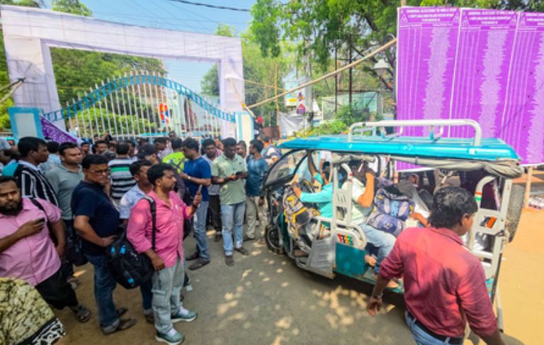 पश्चिम बंगाल : मतदान के बीच मुर्शिदाबाद में दो जगह झड़प, चुनाव आयोग ने मांगी रिपोर्ट