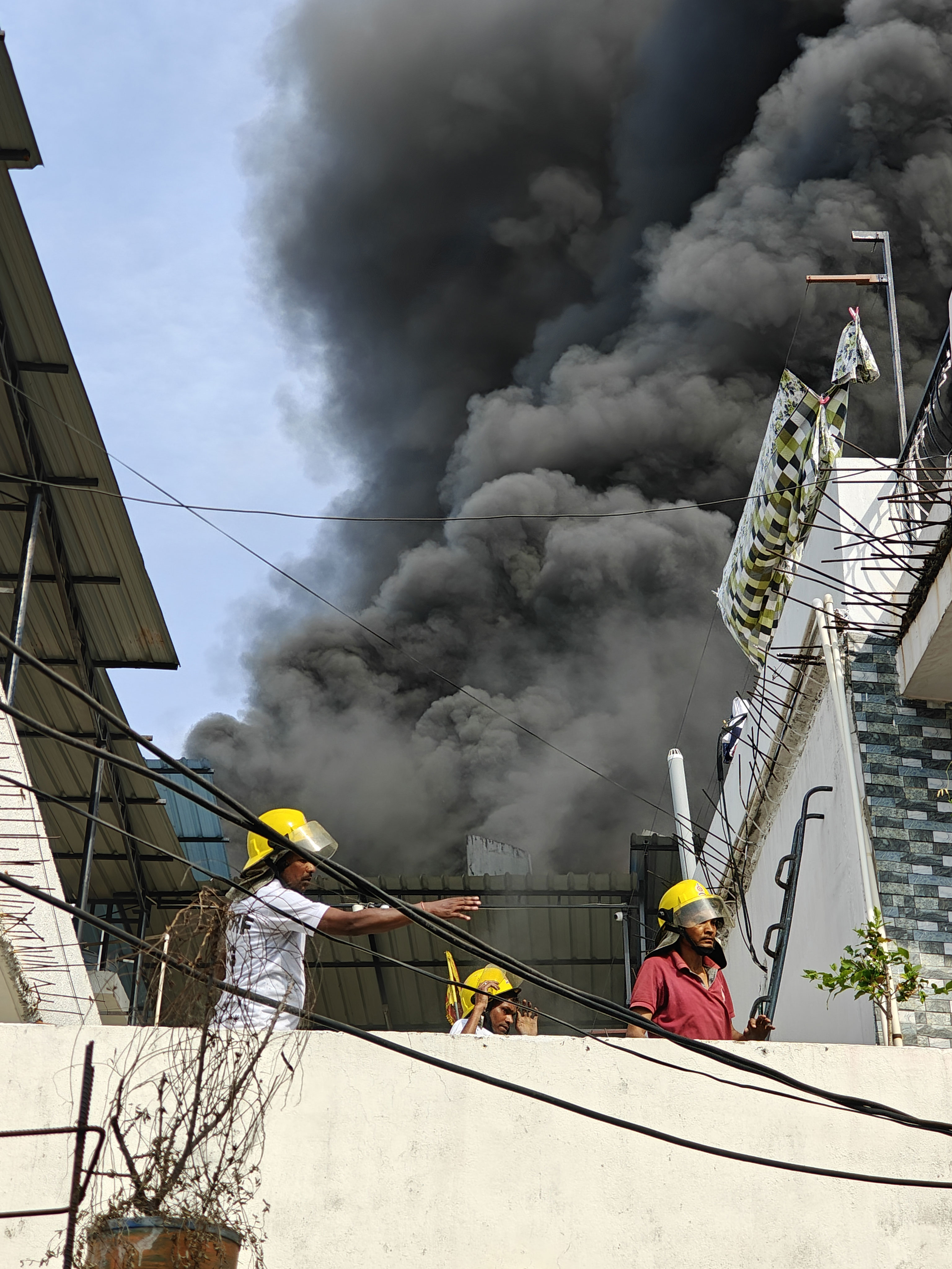 रिहायशी इलाके में पटाखा-प्लास्टिक गोदाम में भीषण आग, 8 मकान चपेट में