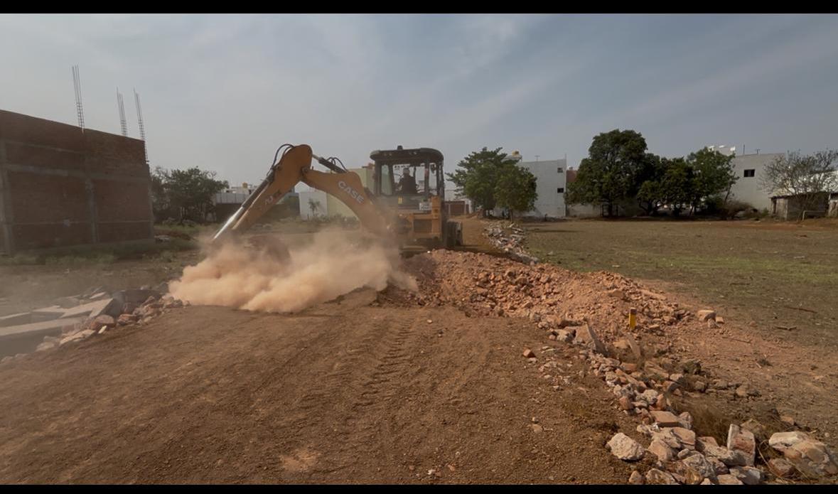  2 एकड़ निजी भूमि पर की जा रही अवैध प्लाटिंग पर जेसीबी चला 