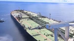 अमेरिका ने हिंद महासागर में एक प्रतिबंधित जहाज़ को रोका