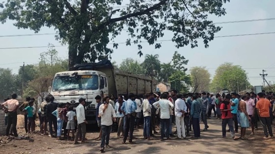 बेकाबू ट्रेलर ने ली जान, बाइक सवार एक की मौत, दूसरा गंभीर