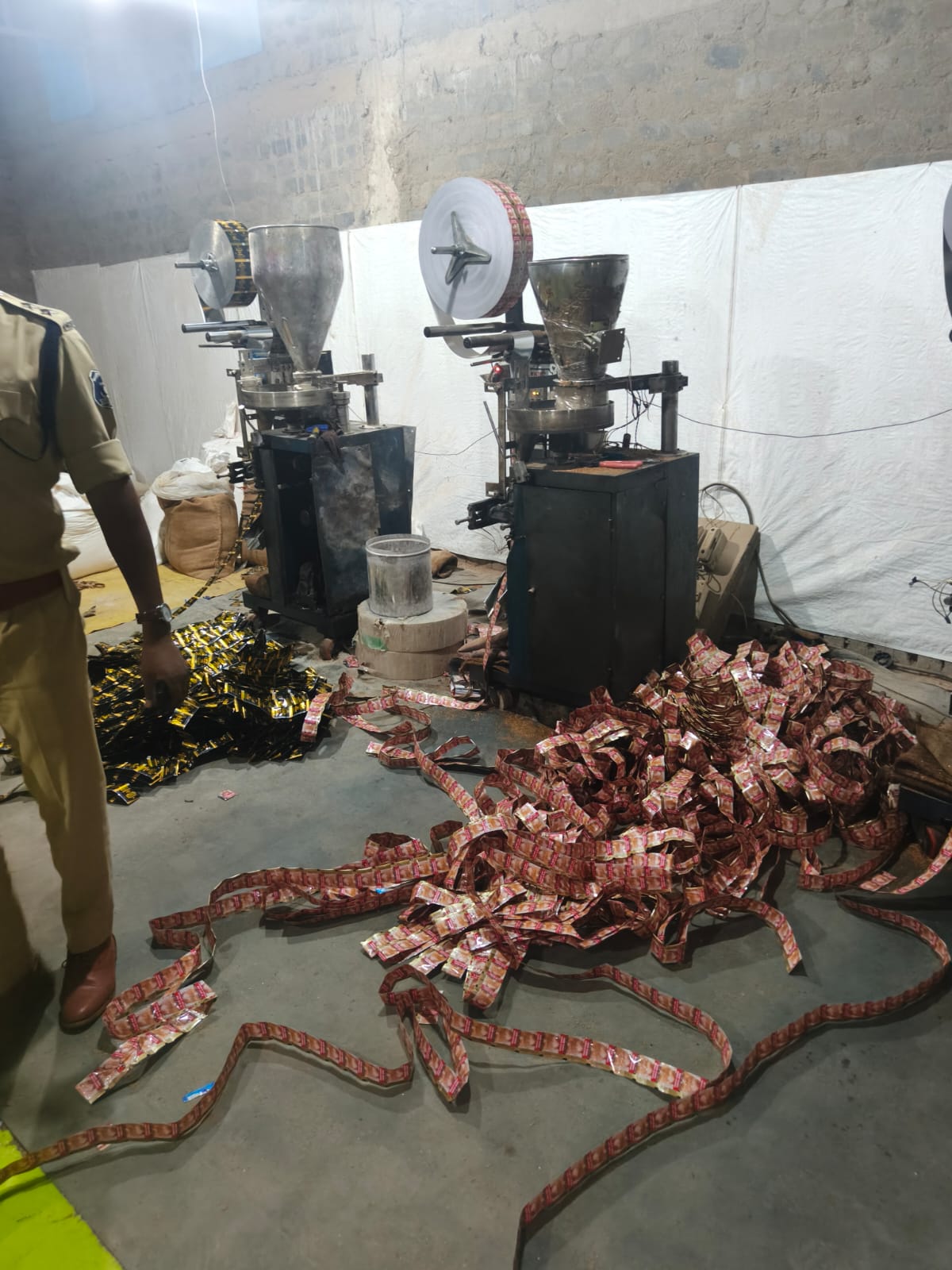 अवैध गुटखा फैक्ट्री का भंडाफोड़, भारी मात्रा में सामान और मशीनरी जब्त