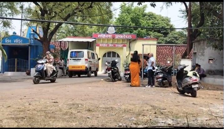 जेल में बंद महिला ने नस काटी 5 दिन बाद अस्पताल में भर्ती कराया गया 