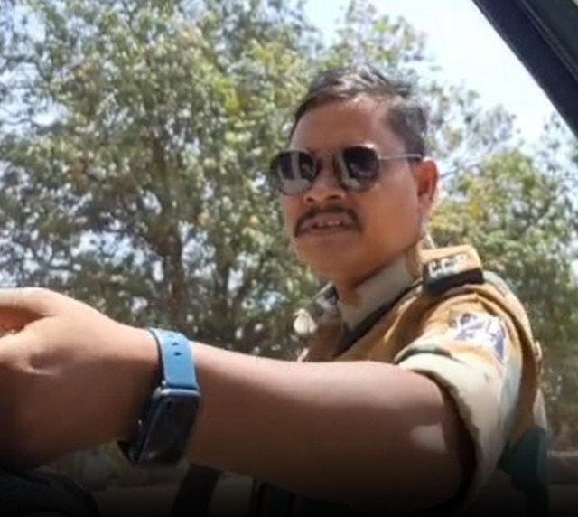 वाहन चालकों से रिश्वत लेते वीडियो वायरल, आरक्षक निलंबित