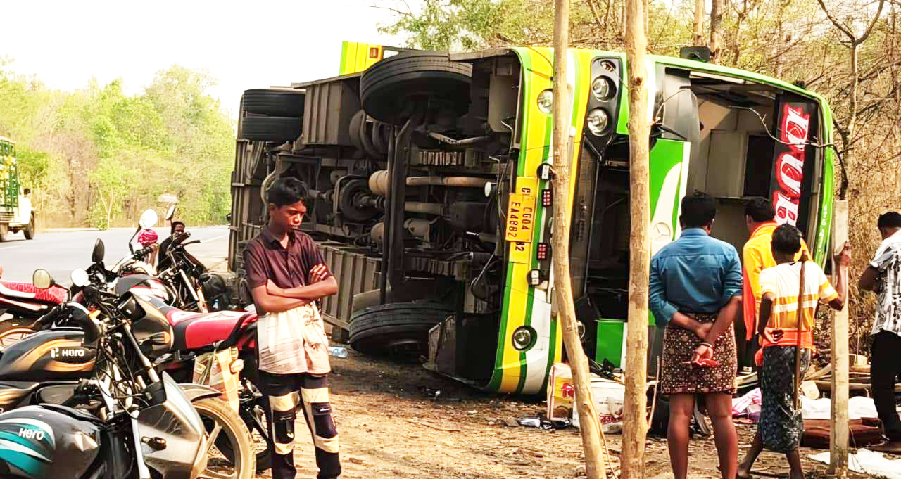 बेकाबू बस पलटी, चालक समेत 3 जख्मी, एक का हाथ कटा