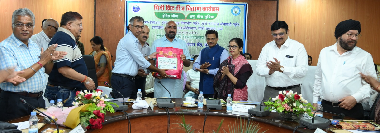 भाभा परमाणु केंद्र में तैयार धान के बीज किसानों को वितरित 