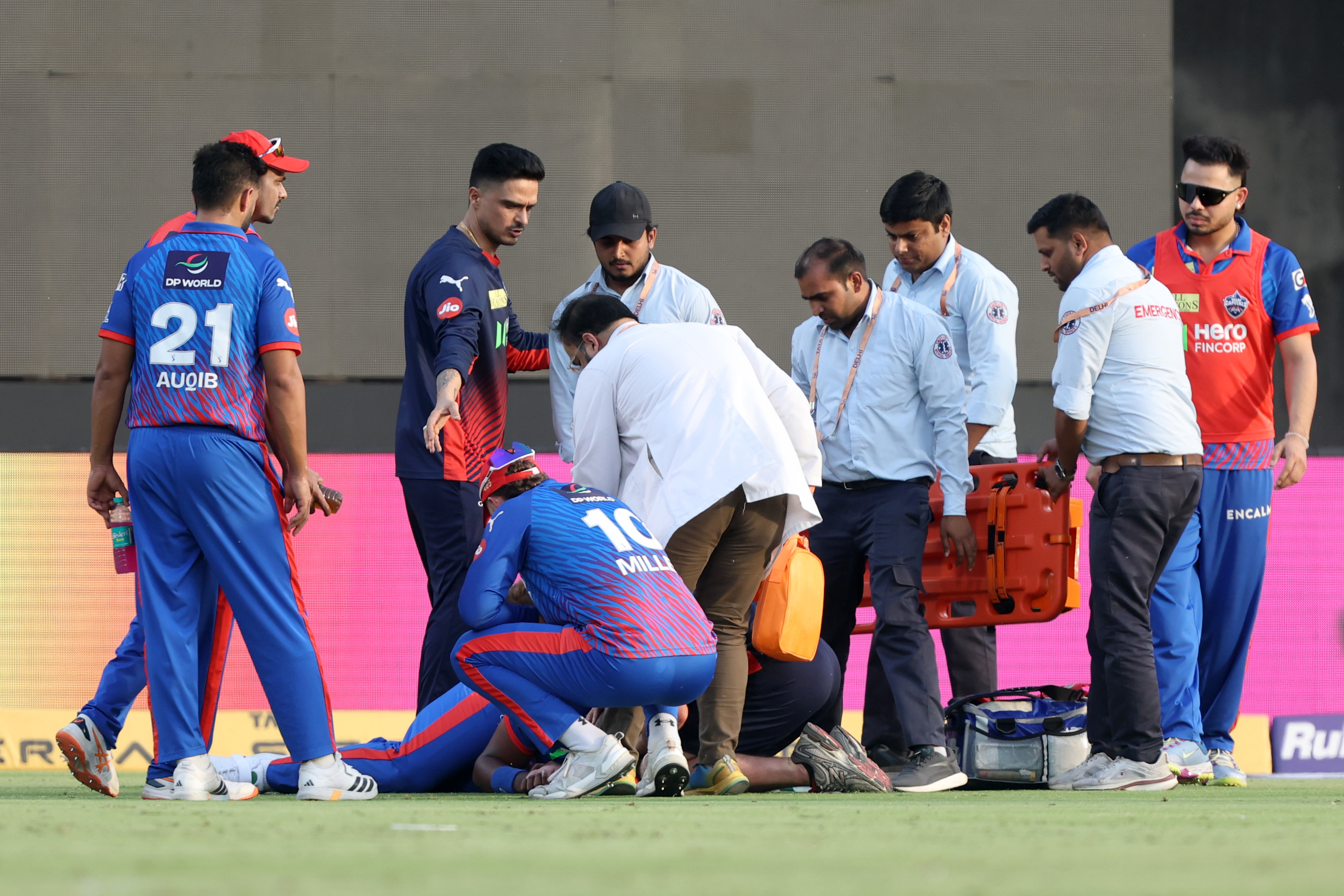 एनगिडी को गंभीर चोट लगने के बाद एंबुलेंस से अस्पताल ले जाया गया