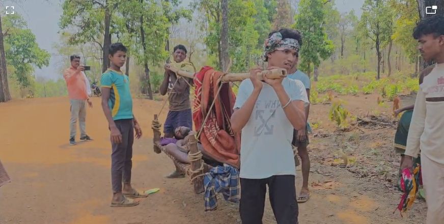 20 ग्रामीण 19 किमी और लकवाग्रस्त मरीज, नहीं मिली एम्बुलेंस