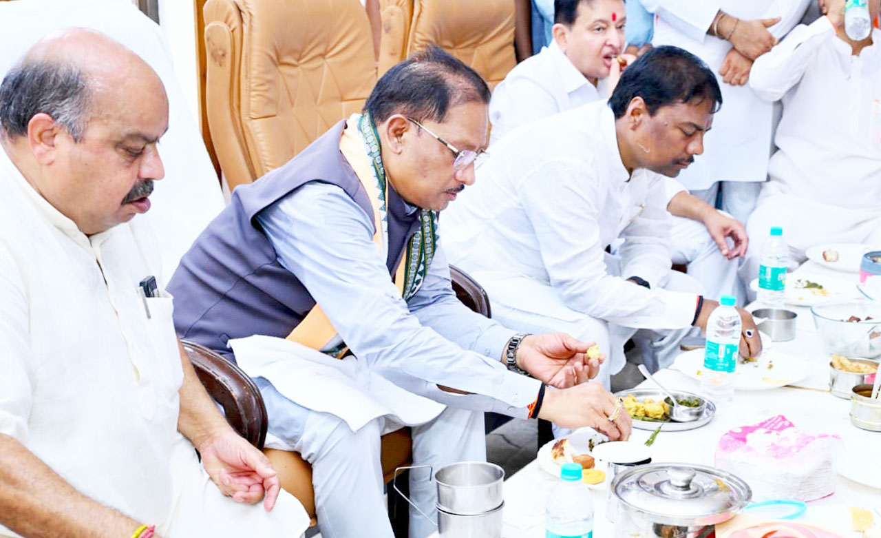 साय ने भाजपा कार्यकर्ताओं को खिलाई भजिया और चटनी