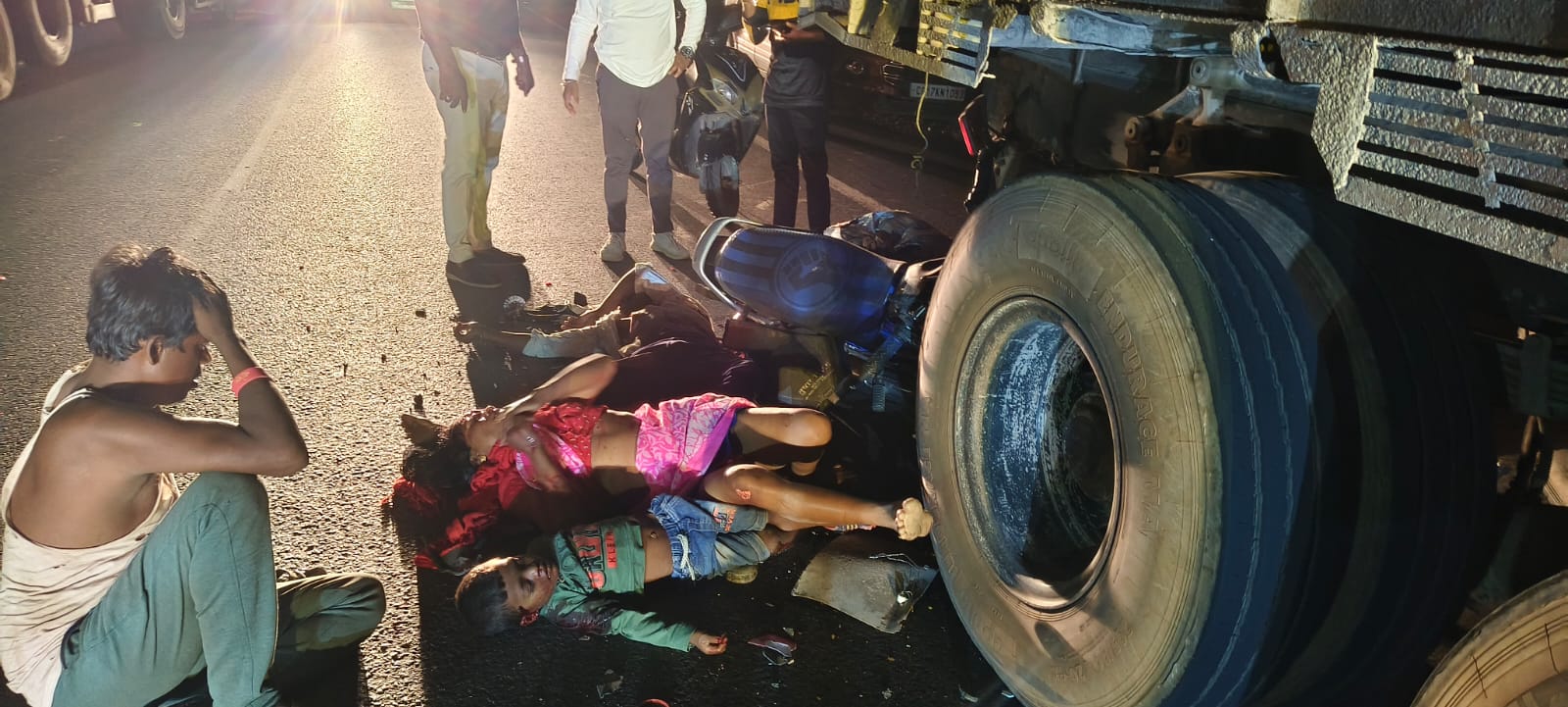 हाईवे पर खड़े ट्रक से टकराई बाइक, एक मौत, पत्नी-बेटा गंभीर