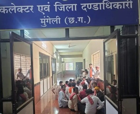 मूंगेली कलेक्टर पर छत्तीसगढ़ी आवेदन फेंकने के आरोप से मचा बवाल, प्रशासन ने बताया भ्रामक