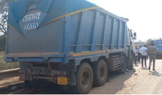 ट्रक की ठोकर से बाइक सवार ससुर-दामाद की मौत