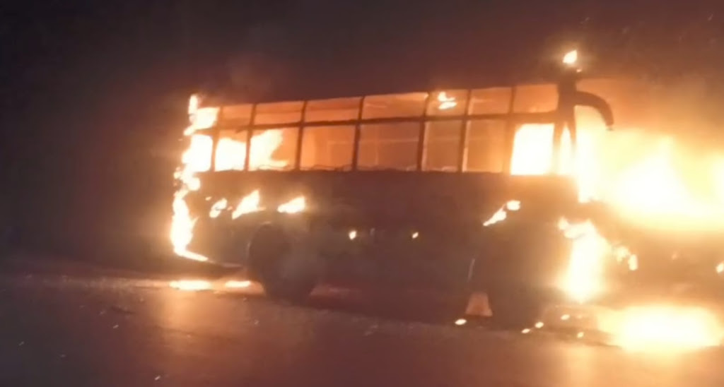 बारातियों से भरी चलती बस में लगी आग