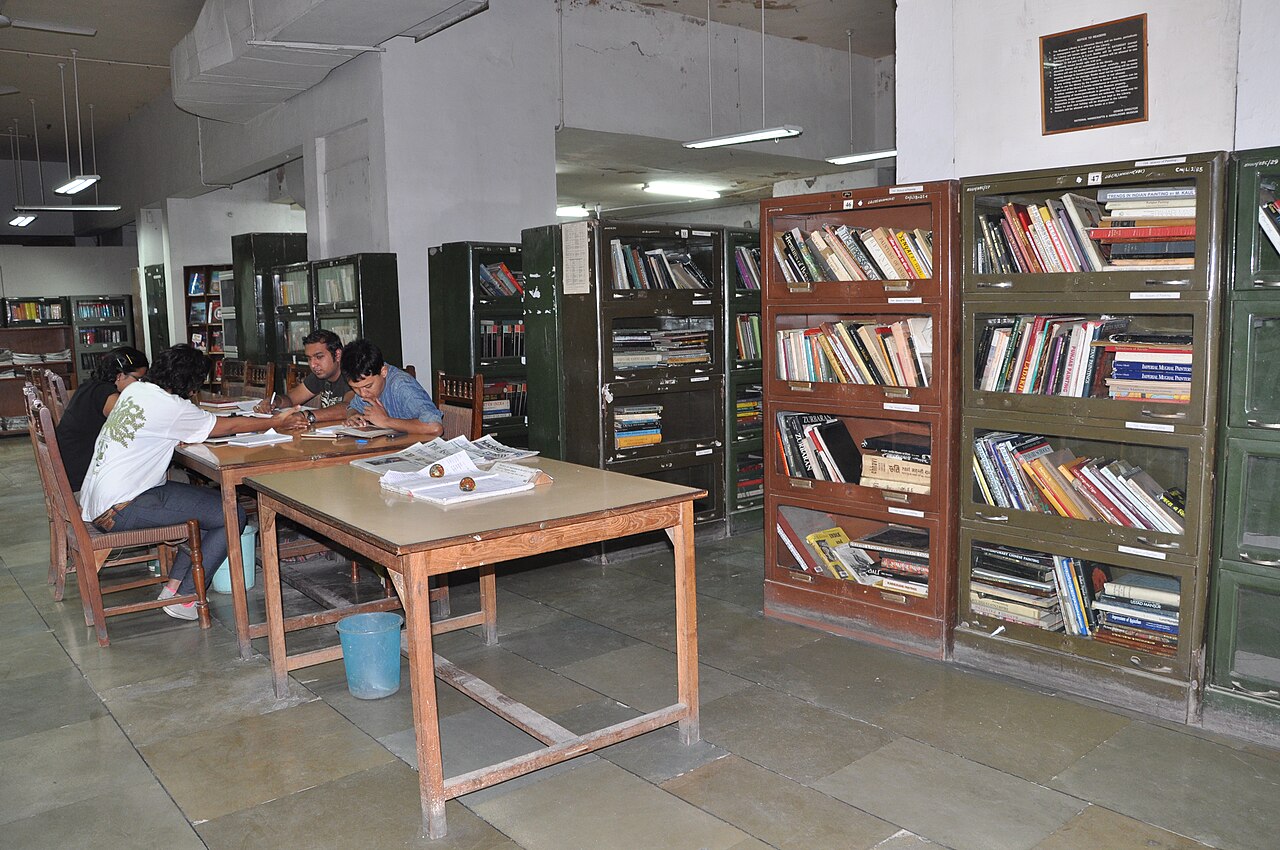संग्रहालय में तब्दील होते पुस्तकालय..!