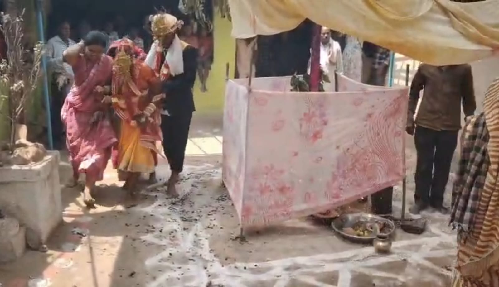 रायगढ़ में अनोखी शादी, दुल्हन को जलते अंगारों पर चलाकर रस्में कराई पूरी