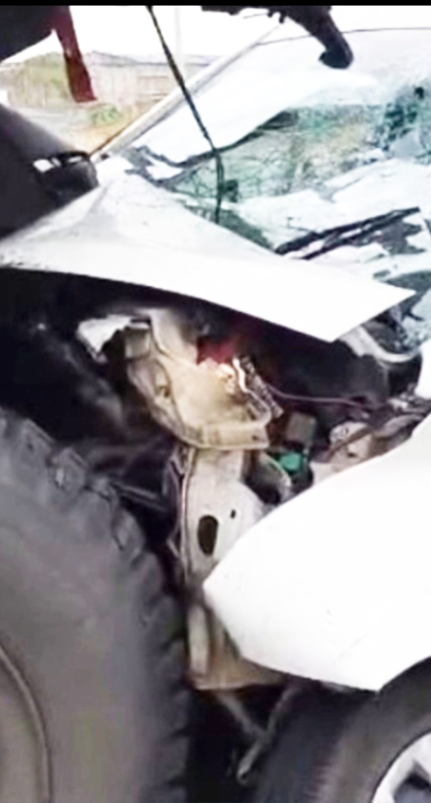 बेकाबू कार डिवाइडर से टकराकर ट्रक में घुसी, एक ही परिवार के तीन लोगों की मौत