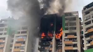 गाज़ियाबाद की एक सोसाइटी की इमारत में लगी भीषण आग