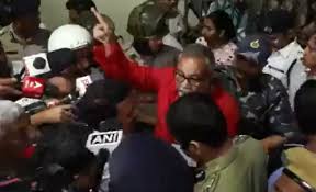 कोलकाता: स्ट्रॉन्ग रूम के बाहर बीजेपी उम्मीदवार तपस रॉय और कोलकाता पुलिस के बीच बहस