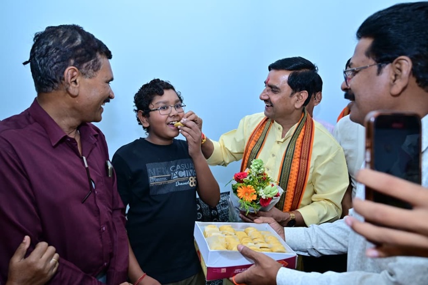 टॉपर अंशुल शर्मा को साहू ने सोनपापड़ी खिलाकर दी बधाई, कहा-युवा ही न्यू इंडिया की ताकत