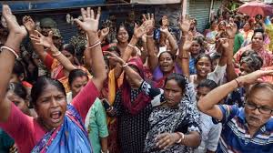 बंगाल: सैकड़ों लोगों ने टीएमसी कार्यकर्ताओं पर धमकियां देने का आरोप लगाते हुए प्रदर्शन किया