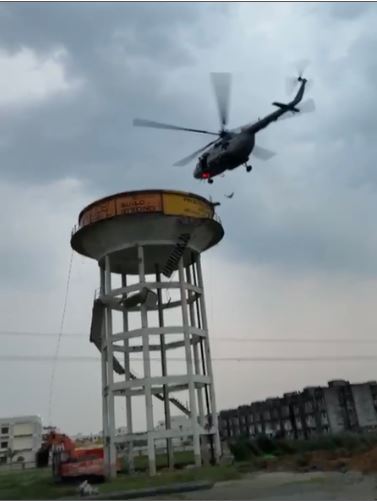 वायुसेना के हेलीकॉप्टर से बचाई गई ऊंची टंकी पर फंसे बच्चों की जान