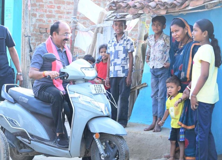 स्कूटी पर निकले डिप्टी सीएम अरुण साव, लोरमी में विकास कार्यों का किया निरीक्षण