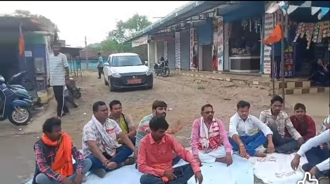 जेसीबी ने बाइक सवार दंपति को रौंदा, दोनों की मौत, उत्तेजित ग्रामीणों का चक्काजाम