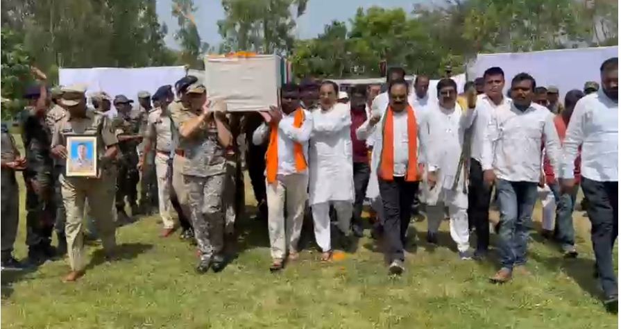 शहीद जवानों को विदाई देने उमड़े लोग, नम आंखों से दी विदाई