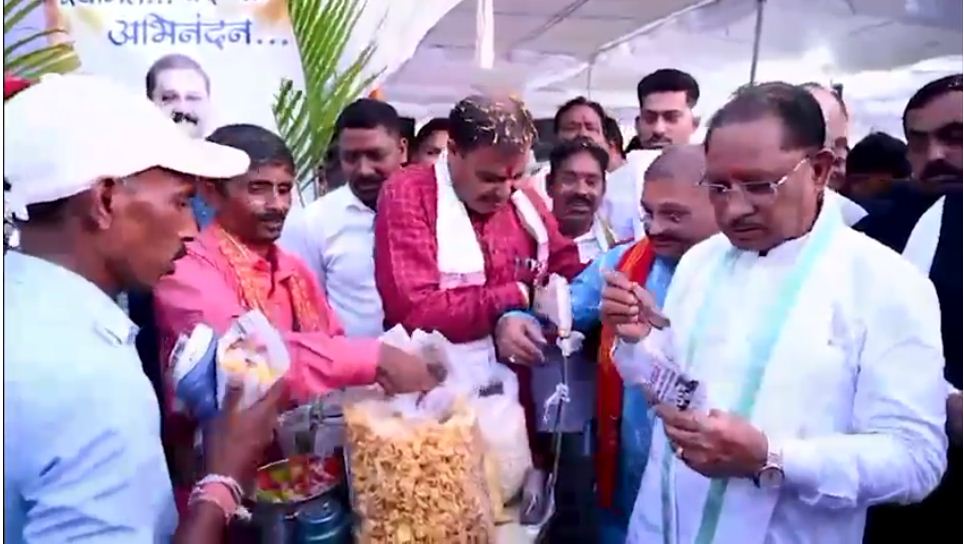 देखें VIDEO : झालमुड़ी के साथ मना जीत का जश्न