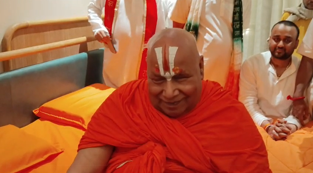रामभद्राचार्य का बड़ा बयान- 370 सीटें दिला दे, एक मिनट में हिन्दू राष्ट्र बना देंगे