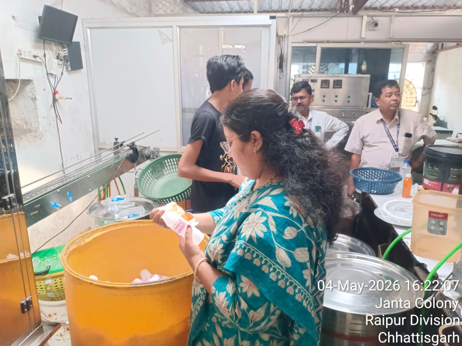 5 किलो एक्सपायर्ड ब्रेड नष्ट, 2 फर्मों को नोटिस  