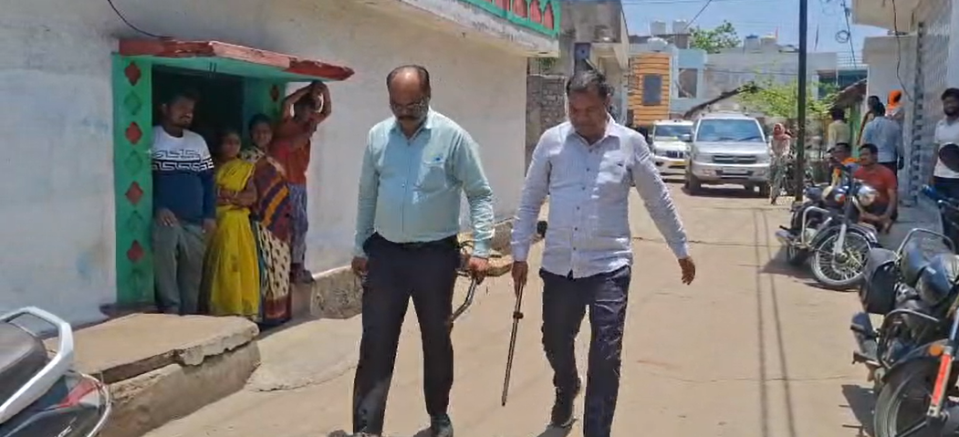 VIDEO: मितानिन के घर से देसी बम बनाने की सामग्री मिली, इलाके में हड़कंप 