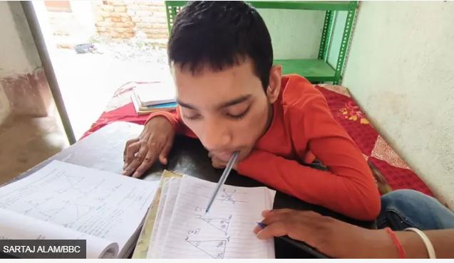 मिलिए मुंह में कलम दबाकर लिखने वाले फ़ैज़ानउल्ला से, जो बने 10वीं बोर्ड के 'टॉपर'