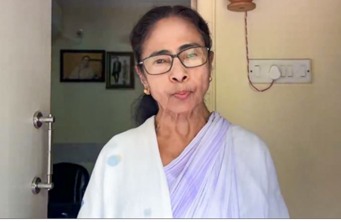 कालीघाट में पूर्व मुख्यमंत्री ममता बनर्जी के घर के बाहर लगे 'जय श्री राम' के नारे