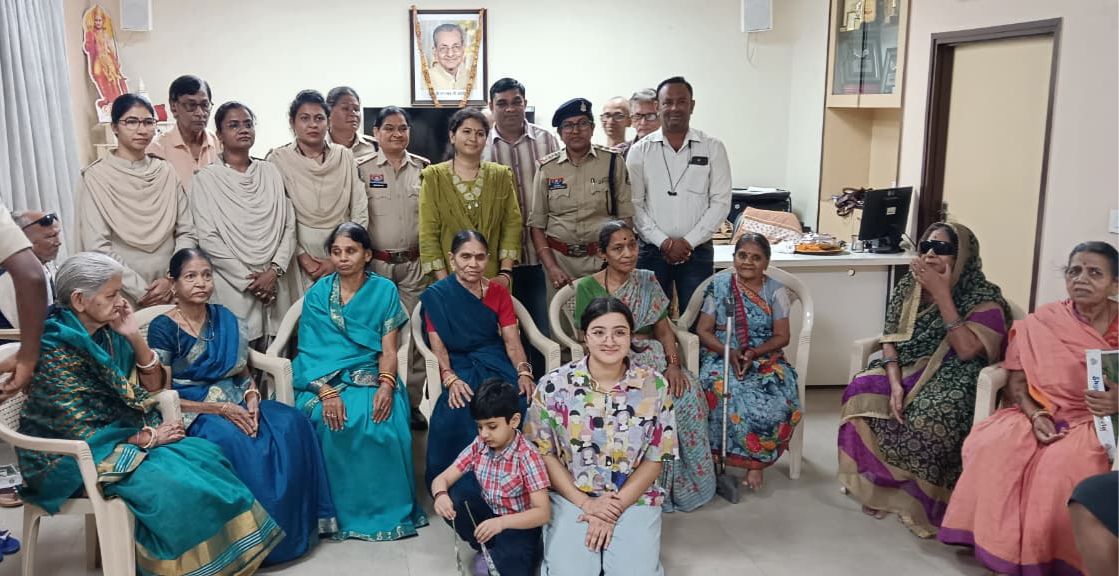 महिला पुलिस टीम ने वृद्धाश्रम में मनाया मातृत्व दिवस